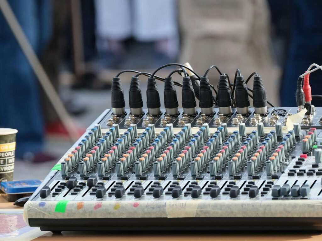 La table de mixage du studio radio